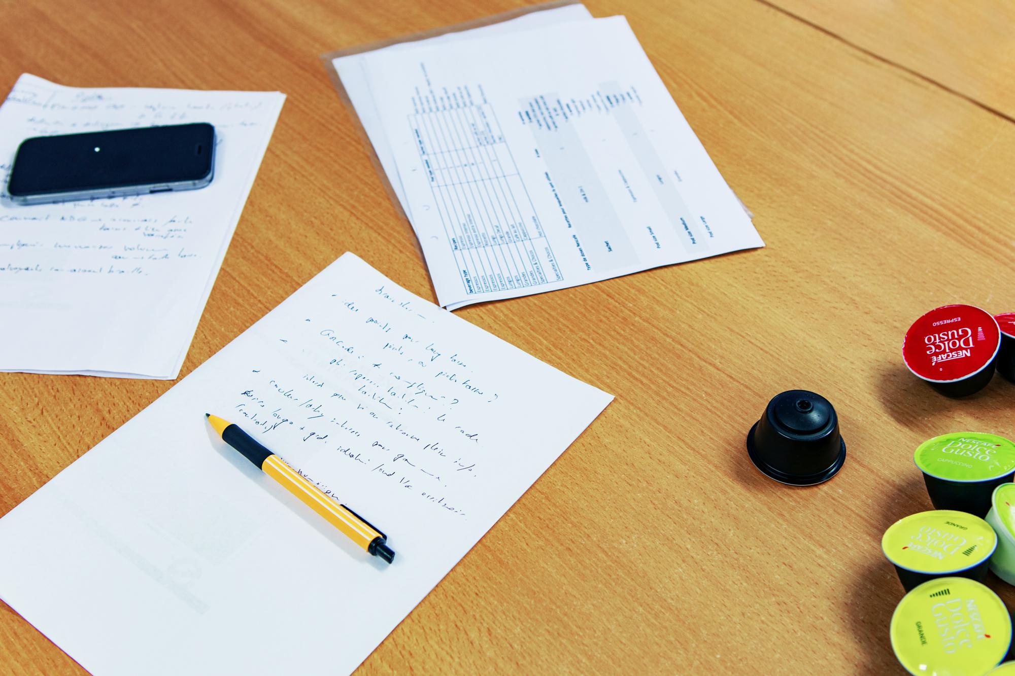 Notes manuscrites et produit test illustrent la méthode Easier pour révéler les obstacles d’usage invisibles.