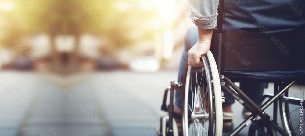 Une personne utilise un fauteuil roulant, illustrant l’expertise vécue qui inspire des produits plus inclusifs.