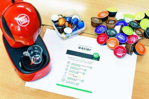 Machine, capsules et grille d’évaluation Easier illustrent un test d’accessibilité produit basé sur l’usage réel.