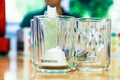 Des tasses transparentes sont utilisées lors d’un test Easier pour évaluer la visibilité et l’identification d’objets.