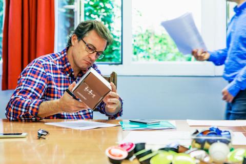 Un Easier Sensory Expert manipule un emballage lors d’un test Easier afin d’identifier des obstacles d’usage.